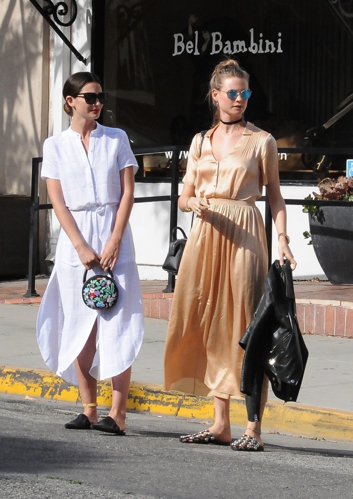 Lily Aldridge y Behati Prinsloo paseando por Los Angeles